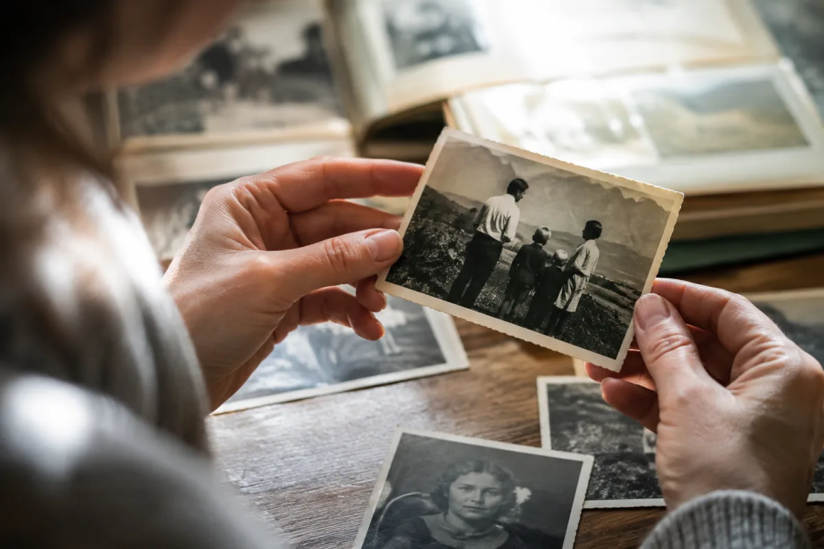 Gros plan sur les doigts d'une personne entourant une date précise sur un calendrier ancien